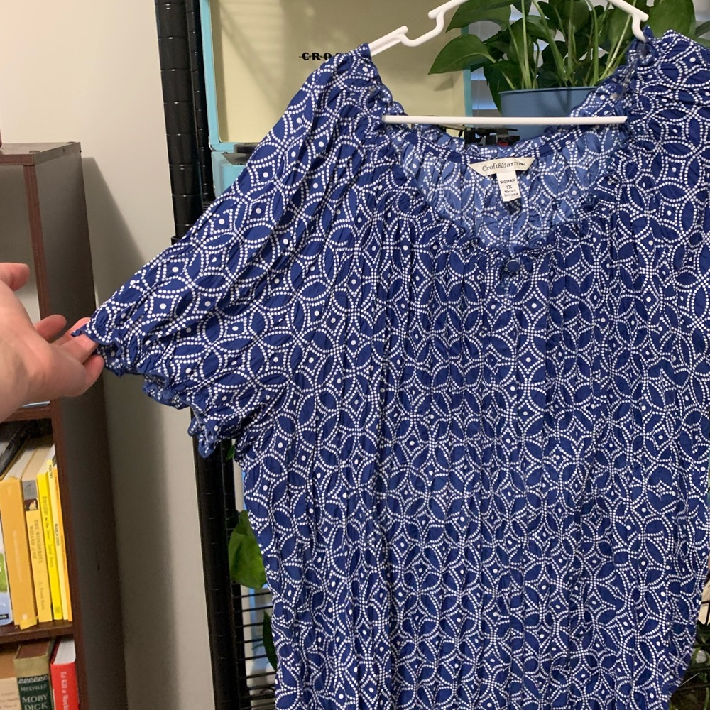 Blue & white pattered 1x blouse